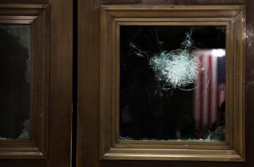 Una ventana rota vista desde la sesión en el Congreso de Estados Unidos.