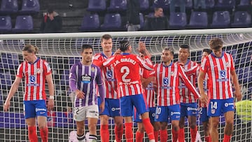 VALLADOLID, 30/11/2024.- Los jugadores del Atlético de Madrid celebran uno de los goles de su equipo, durante el partido de LaLiga que Real Valladolid y Atlético de Madrid han disputado este sábado en el estadio José Zorrilla. EFE/R. García