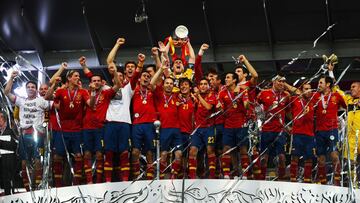 KIEV, UKRAINE - JULY 01: Iker Casillas (C) of Spain lifts the trophy as he celebrates following victory in the UEFA EURO 2012 final match between Spain and Italy at the Olympic Stadium on July 1, 2012 in Kiev, Ukraine. (Photo by Laurence Griffiths/Getty Images)
EUROCOPA 2012 UCRANIA POLONIA FINAL
SELECCION ESPAÃOLA ESPAÃA - ITALIA
ALEGRIA CELEBRACION COPA TROFEO CAMPEONES
PUBLICADA 02/07/12 NA MA04 5COL