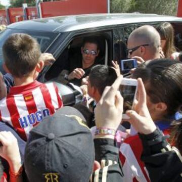 SIMEONE, EL MÁS ACLAMADO. Simeone fue aclamado por los seguidores del Atlético a la salida del entrenamiento. Al ser jornadas festivas, muchos hinchas acuden a las instalaciones de Majadahonda.