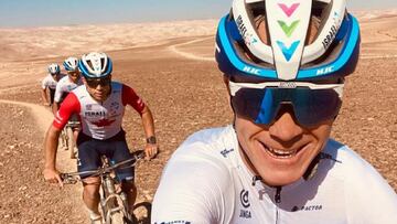 Chris Froome, junto a sus compa&ntilde;eros del Israel Start-Up, durante una salida por el desierto en la concentraci&oacute;n del equipo.