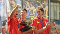 MADRID, SPAIN - SEPTEMBER 21:  Pau Gasol (R) and Felipe Reyes celebrate after winning the EuroBasket 2015 final at Callao square on September 21, 2015 in Madrid, Spain.  Spain beat Lithuania 80-63 in the final in Lille, France.  (Photo by Denis Doyle/Getty Images)