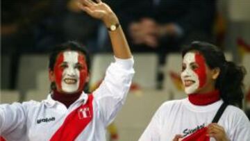 Dos aficionadas peruanas en un encuentro de su Selección.