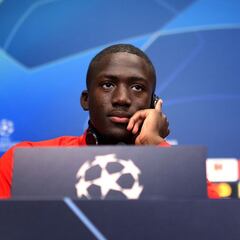 Konate reaviva la guerra entre Liverpool y Manchester United