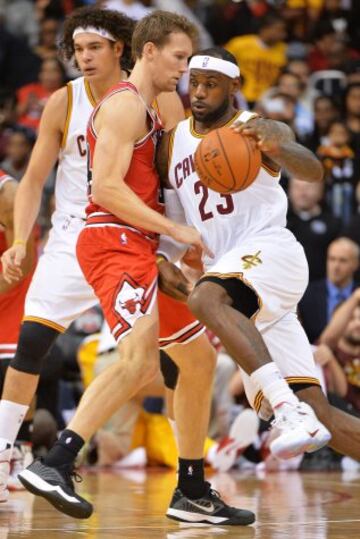 LeBron James choca con Mike Dunleavy.