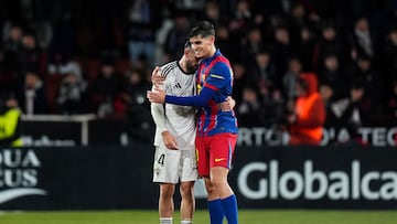 Gerard Martín, abrazado a Medina al final del Albacete-Barça.