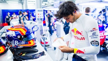 Carlos Sainz en el box de Toro Rosso.