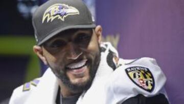 El jugador de los Ravens de Baltimore Ray Lewis comparece ante la prensa en el &#039;media day&#039; de la 47 edici&oacute;n de la Super Bowl.