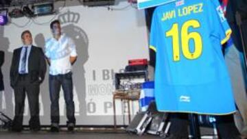 <b>CAMISETA BENÉFICA. </b>Llegó el turno de los parlamentos. La camiseta de Javi López se sorteó y la recaudación fue para una causa benéfica.