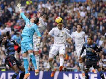 Benzema salta de cabeza.