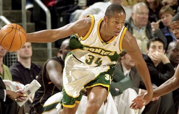 Al margen de los Bucks que ganaron el anillo con Lew Alcindor (luego Kareem Abdul-Jabbar) y Oscar Robertson en 1971, la franquicia tuvo uno de sus mejores equipos en la 2000-01. Ray Allen, Sam Casell, Michael Redd, Glenn Robinson¡ llegaron a las finales del Este entrenados por George Karl y perdieron ante los Sixers de Allen Iverson, Dikembe Mutombo y Larry Brown en el banquillo. Allen sali¨® en la 2002-03 de la franquicia de Wisconsin, que lo traspas¨® junto a Kevin Ollie, Ronald Murray y una 1.? ronda condicionada del draft de 2003 a los Sonics a cambio de Gary Payton y Desmond Mason. Tras el cambio, el juego de Allen incluso increment¨® de nivel, siendo nombrado para el 2? Mejor Quinteto de la NBA. Eso s¨ª, la gloria la tocar¨ªa en Boston, en 2008 y en los Heat, en 2013. Dos anillos que marcan el legado del hombre que m¨¢s triples ha metido en la historia. Hasta que Stephen Curry le supere, claro.