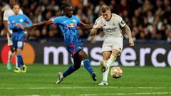 Soccer Football - Champions League - Round of 16 - Second Leg - Real Madrid v RB Leipzig - Santiago Bernabeu, Madrid, Spain - March 6, 2024 Real Madrid's Toni Kroos in action with RB Leipzig's Amadou Haidara REUTERS/Violeta Santos Moura