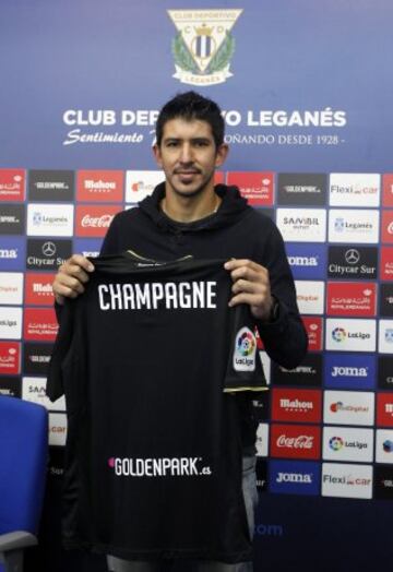 El Leganés ha presentado este mediodía a su nuevo fichaje, Nereo Champagne, portero argentino de 31 años cedido desde el Club Olimpo de Buenos Aires. 