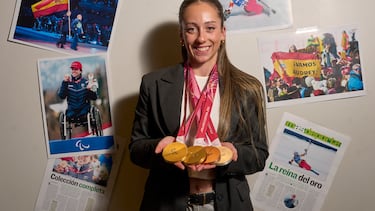 Audrey Pascual posa con sus cuatro medallas paralímpicas conquistadas en los Juegos de Milán-Cortina 2026 durante su visita a la redacción del diario AS.
