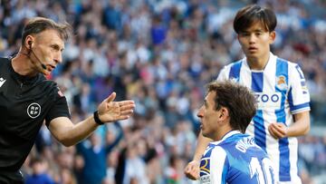 SAN SEBASTIÁN (GIPUZKOA), 08/04/2023.- Un linier (i) habla con Mikel Oyarzabal, atacante de la Real Sociedad (c) y ante Takefusa Kubo (d) durante el partido de LaLiga correspondiente a la Jornada 28 que se juegan este sábado en el Reale Arena de San Sebastián frente al Getafe . EFE/ Juan Herrero
