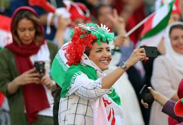 Seguidoras iraníes animan a la Selección de su país en el Estadio Azazi en Teherán. Irán venció 14-0 a Camboya en la fase de grupos de clasificación para el Mundial de 2022.