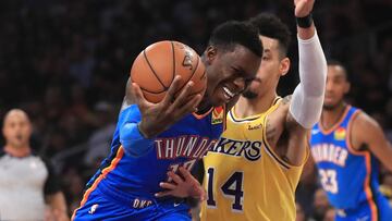 Dennis Schröderante Danny Green, durante un partido de la NBA entre Oklahoma City Thunder y Los Angeles Lakers