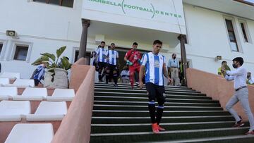 La plantilla del Espanyol baja las escalinatas.