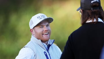 PEBBLE BEACH, CALIFORNIA - FEBRUARY 04: Boxer Canelo Alvarez talks to musician Jake Owen during the second round of the AT&T Pebble Beach Pro-Am at Spyglass Hill Golf Course on February 04, 2022 in Pebble Beach, California.   Jed Jacobsohn/Getty Images/AFP
== FOR NEWSPAPERS, INTERNET, TELCOS & TELEVISION USE ONLY ==