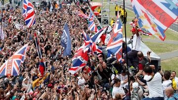 Hamilton celebra su victoria en Silverstone 2019 con la afición inglesa.