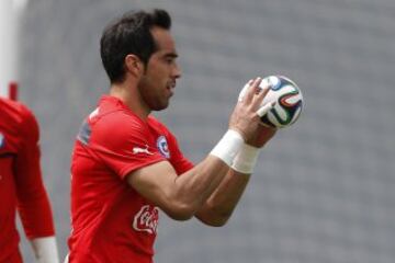 El segundo día de trabajo de la Roja en Juan Pinto Durán. 
Andres Pina/Photosport*********

Football, Chilean national team training session.
The Chilean national team goalkeeper Claudio Bravo is pictured with his teammates during the morning training session at Juan Pinto Duran training center in Santiago, Chile.
11/11/2014
Andres Pina/Photosport 