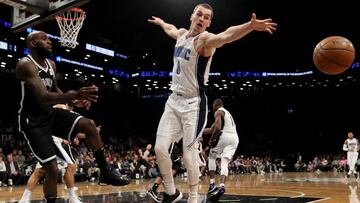 Mario Hezonja trata de recuperar un bal&oacute;n ante los Brooklyn Nets.