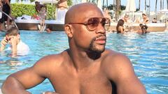 El exboxeador Floyd Mayweather en una piscina.