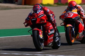 Marc Márquez persigue a  Francesco Bagnaia durante la última vuelta de carrera.