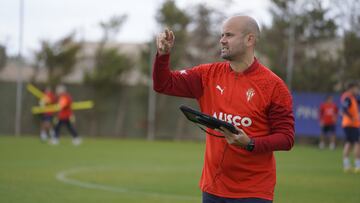 08-12-23. MIGUEL ÁNGEL RAMÍREZ, ENTRENADOR DEL SPORTING, DURANTE UN ENTRENAMIENTO.