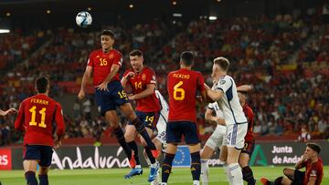 El centrocampista de España Rodri (2i) despeja un ataque de Escocia, durante el partido clasificatorio para la Eurocopa 2024 que estos dos equipos juegan este jueves en el estadio de La Cartuja de Sevilla.