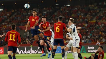 El centrocampista de España Rodri (2i) despeja un ataque de Escocia, durante el partido clasificatorio para la Eurocopa 2024 que estos dos equipos juegan este jueves en el estadio de La Cartuja de Sevilla.