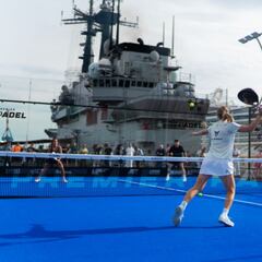 Exhibición de pádel profesional en el portaaviones Giuseppe Garibaldi, en Génova