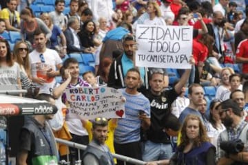 A fan asks for Zidane's shirt...