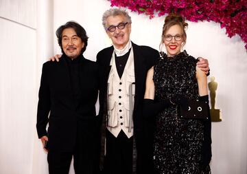 El protagonista de Perfect Days Koji Yakusho junto al director Wim Wenders y Donata Wenders.