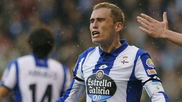Álex Bergantiños prortesta una decisión arbitral durante el partido contra el Barcelona.