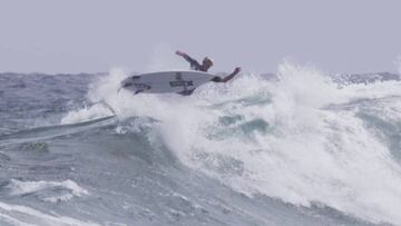 John John Florence hizo un mal movimiento de rodilla que acabó resultando en una rotura del ligamento curzado anterior.
