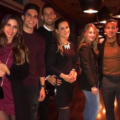 Bartra, Busquets, Thiago y Jordi Alba, de cena en familia