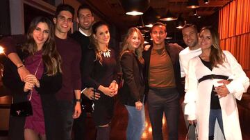 Bartra, Busquets, Thiago y Jordi Alba, de cena en familia