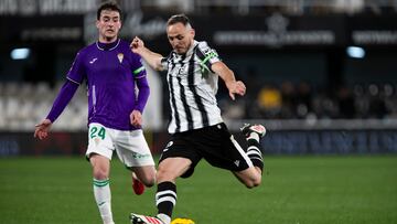 Vukcevic, ante el Córdoba CF.