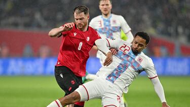 Martins roba un balón a Zivzivadze en un Georgia-Luxemburgo.