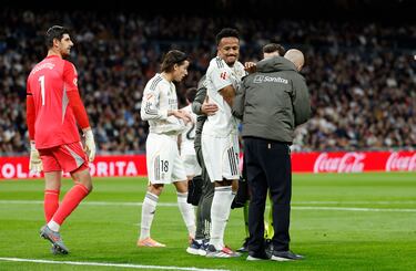 El jugador no puede apoyar la pierna izquierda y es ayudado por los médicos del Real Madrid a abandonar el terreno de juego.