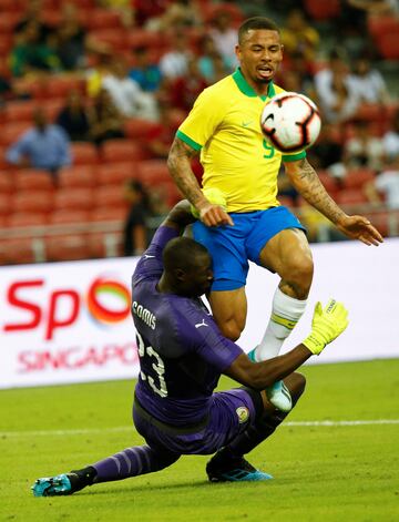 Gomis choca con el brasileño Gabriel Jesús en un amistoso entre Senegal y Brasil en 2019.