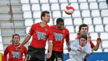 <b>LUCHA AÉREA. </b>Tortolero y Diop saltan ante un jugador manchego.