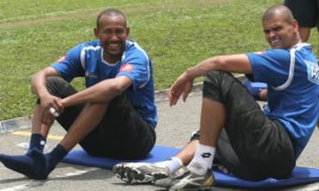 Miguel Calero, en un entrenamiento de la Selección Colombia, con su colega Agustín Julio, hoy gerente deportivo de Santa Fe.