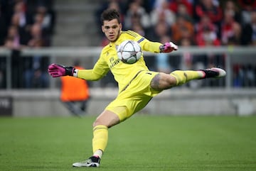 Ederson explotó tarde en el Benfica, ya con 23 años, pero su estilo de portero moderno enamoró al Manchester City, que le ha convertido en una estrella en su posición. Pagaron 40 millones por él y no se arrepienten. Ya ha jugado 297 partidos como citizen y parece que será el titular durante muchos años más.