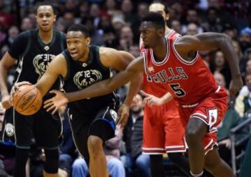 Jabari Parker con la pelota corre junto a Bobby Portis.