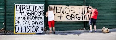 "Mercenarios": hinchas del Barça reciben al equipo con insultos y pancartas
