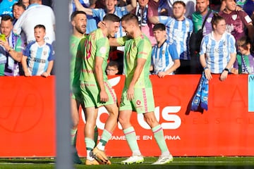 Genaro felicita a Roberto por su gol en Granada. Detrás, Dioni.