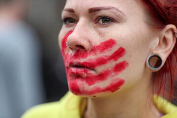 Una activista asiste a una manifestación para apoyar los derechos de la mujer en el Día Internacional de la Mujer en Almaty, Kazajstán.