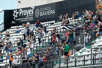 El público regresa a los estadios en las zonas donde la incidencia acumulada lo permite. Así ha sido la esperada vuelta en el partido de Segunda División entre el Castellón y la Ponferradina.